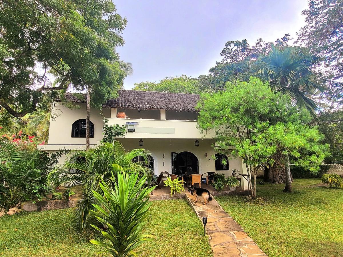 4 Bed Villa with En Suite in Diani - 2