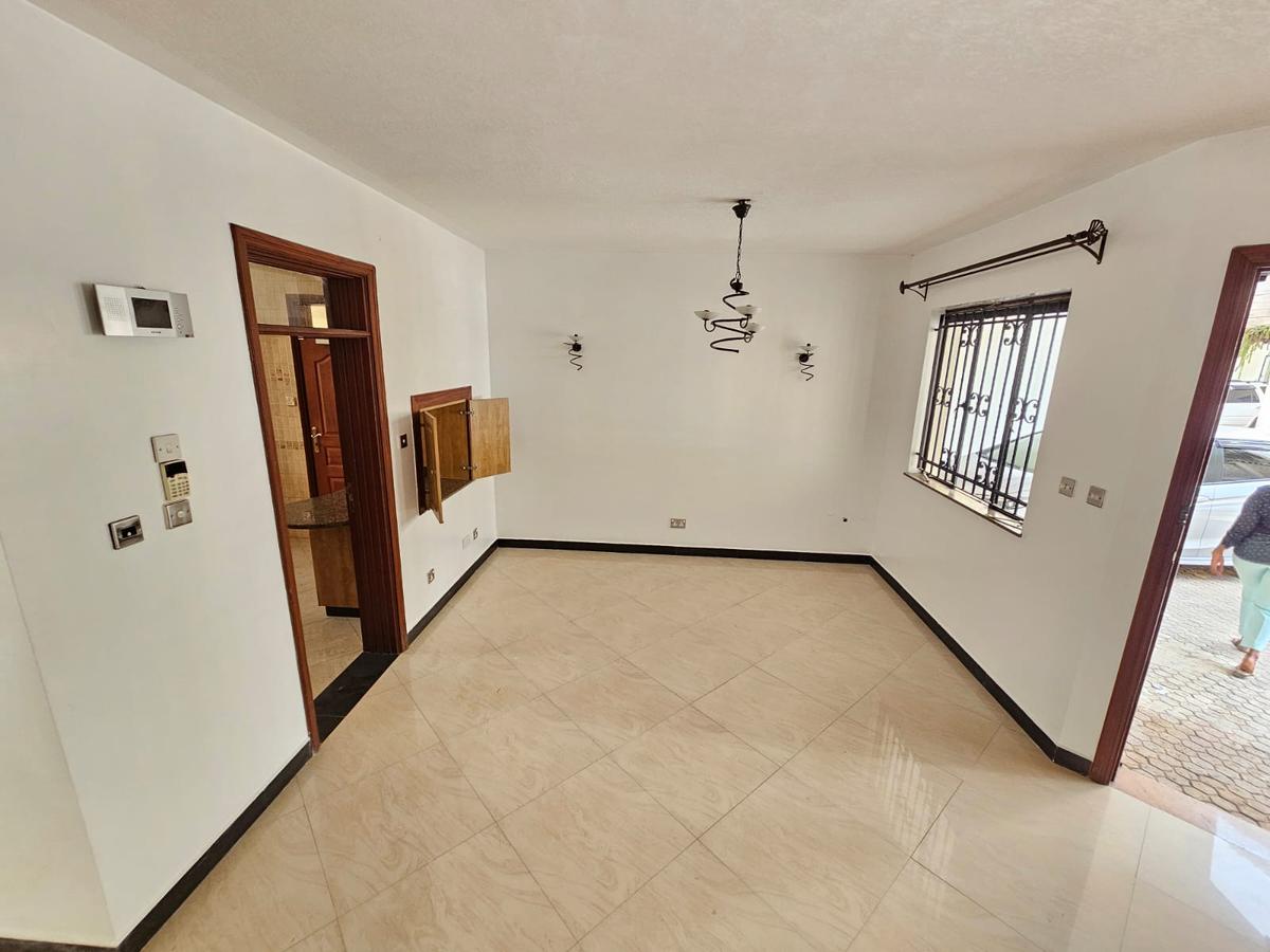 4 Bed Townhouse with En Suite in Spring Valley - 9