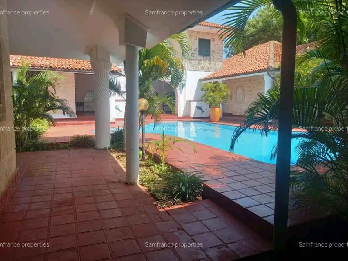 5 Bed Townhouse with En Suite at Bofa - 1