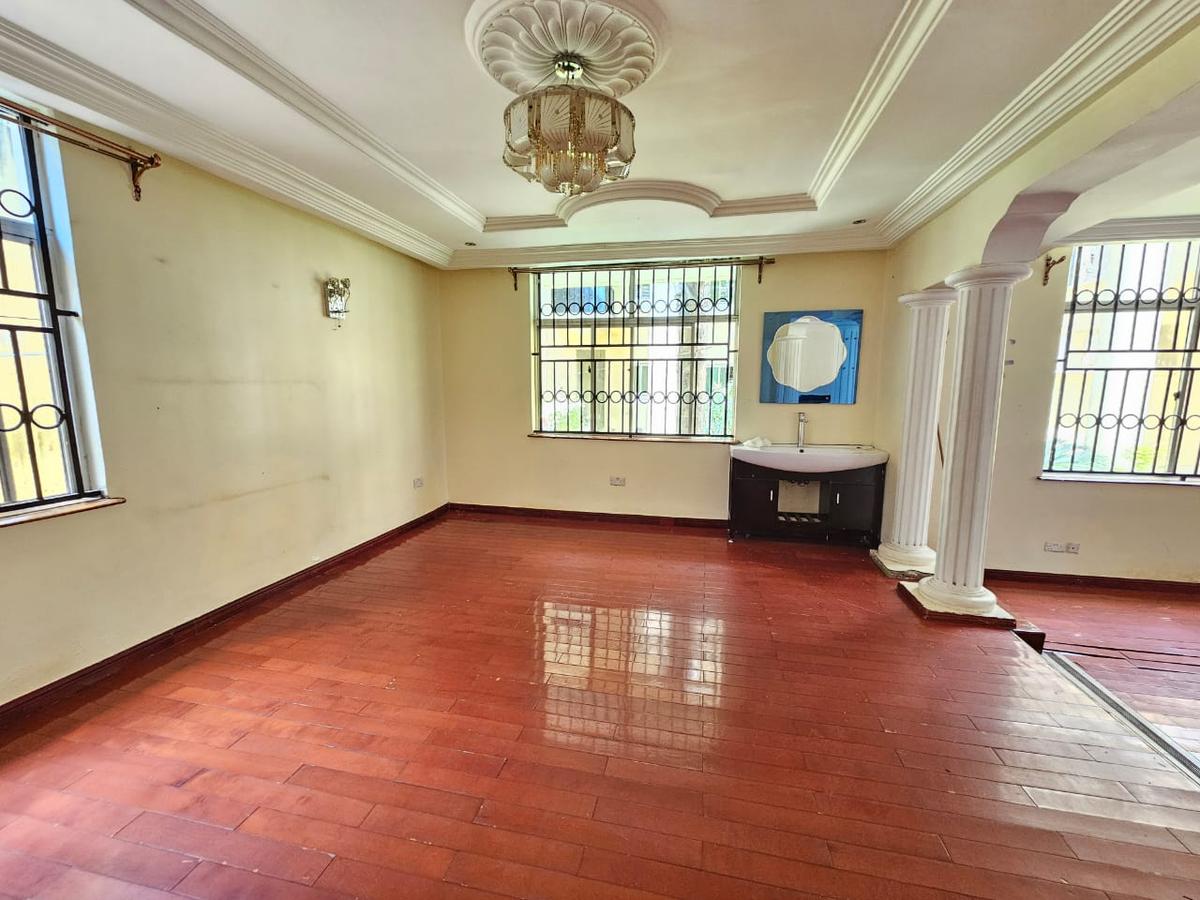 5 Bed House with En Suite in Lavington - 17