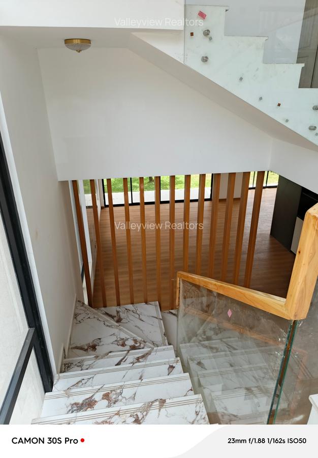 5 Bed Townhouse with En Suite at Lavington - 20