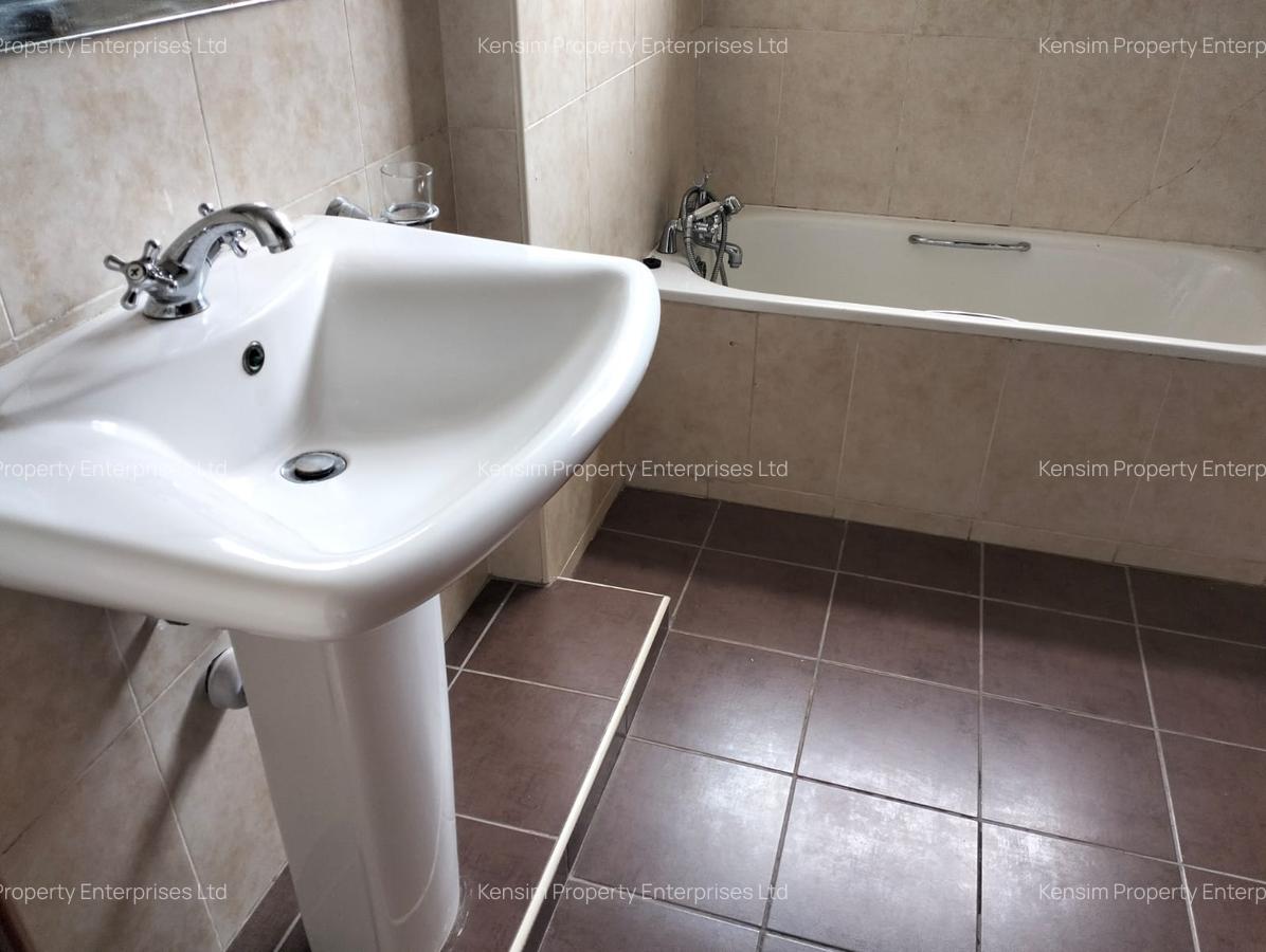 3 Bed Apartment with En Suite in Brookside - 5