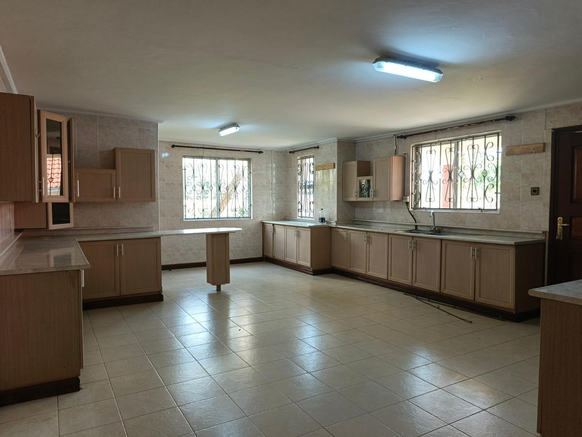 4 Bed House with En Suite in Nyari - 5