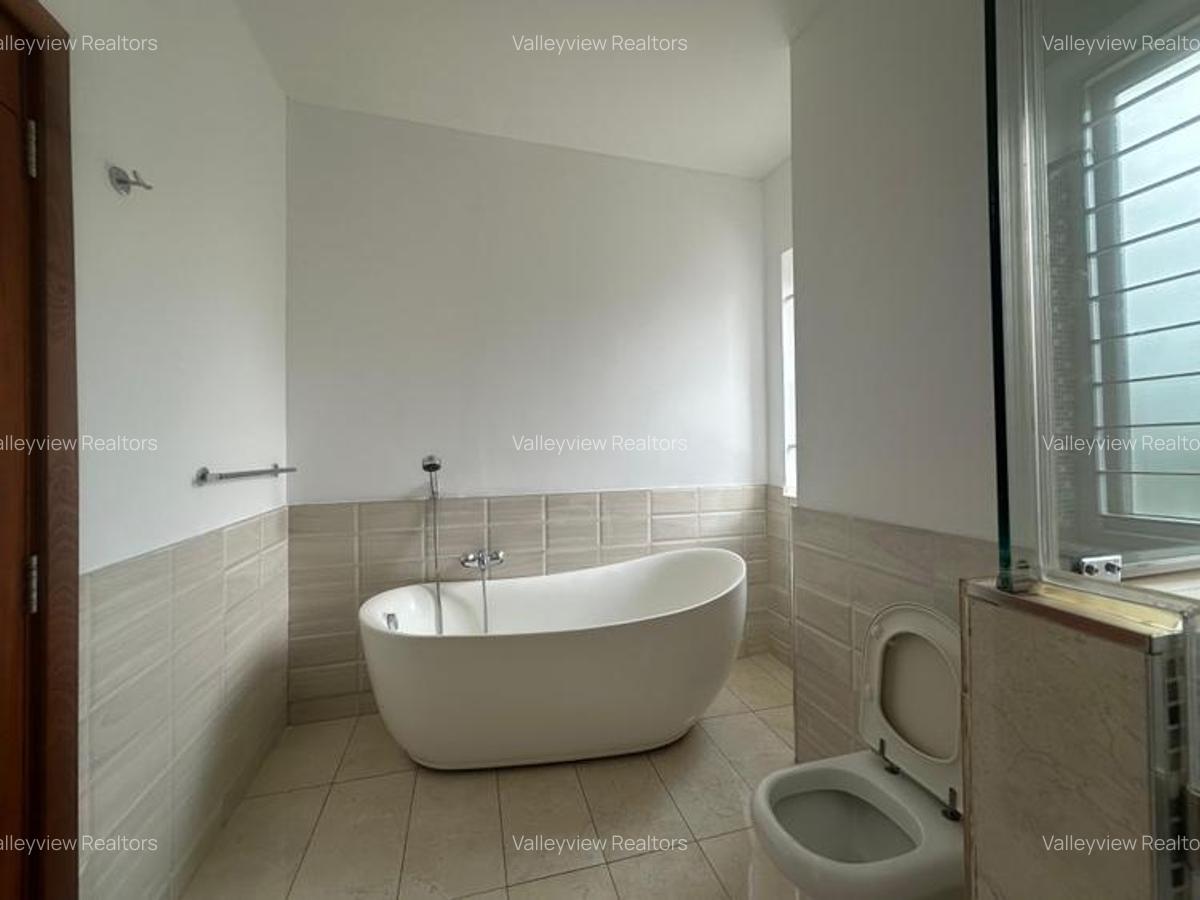 5 Bed Townhouse with En Suite at Lavington - 4