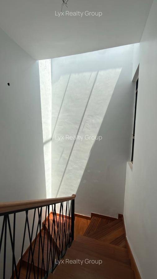 5 Bed Townhouse with En Suite in Kitisuru - 17