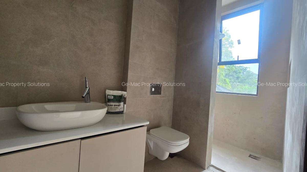 5 Bed House with En Suite in Lavington - 17