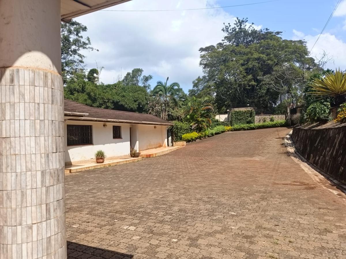 10 Bed House with En Suite at Lavington - 6