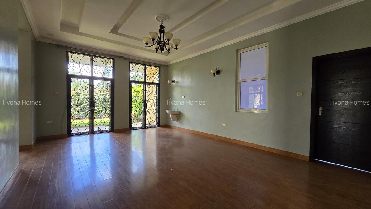 5 Bed House with En Suite in Ridgeways - 12