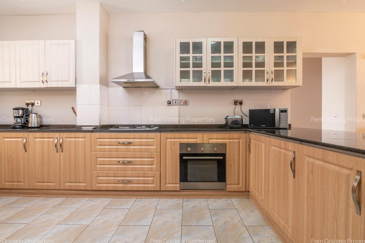 Serviced 3 Bed Apartment with En Suite at School Lane - 6