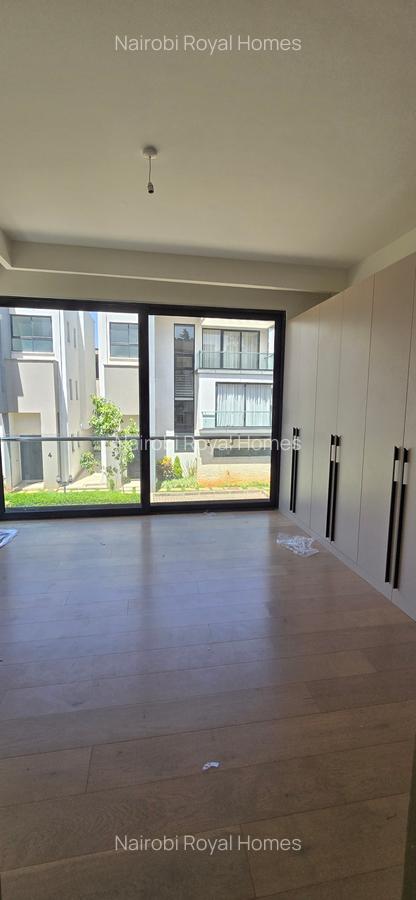 5 Bed Townhouse with En Suite at Lavington Green - 19