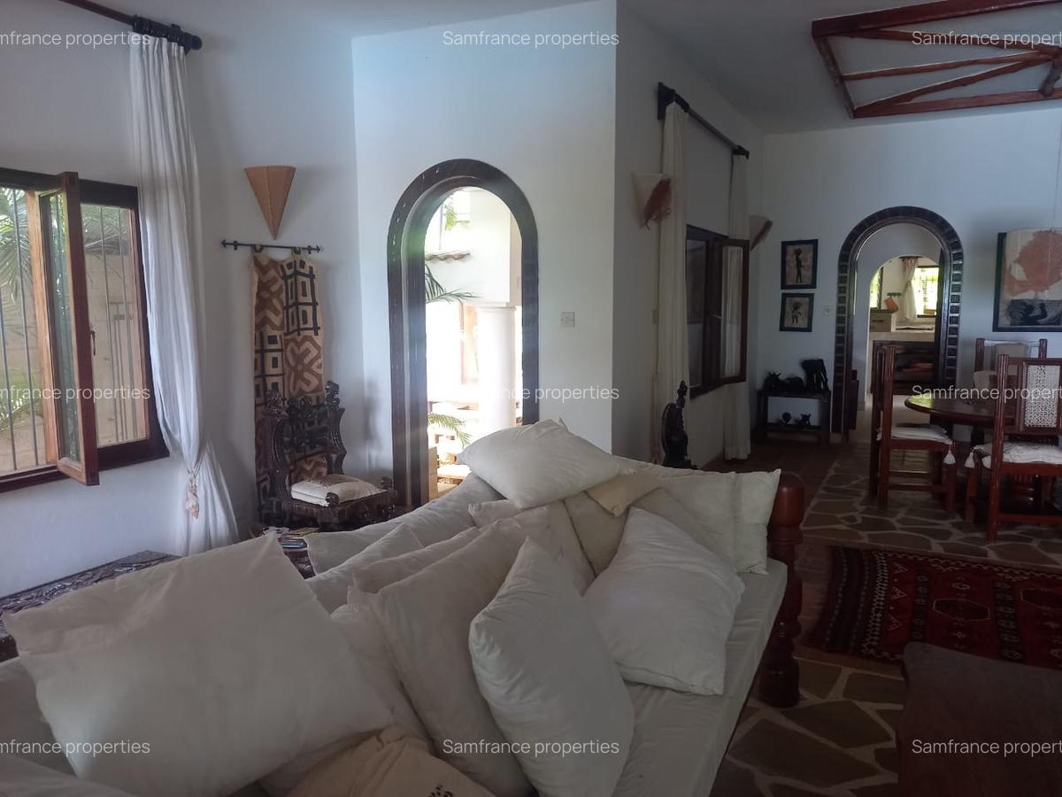 4 Bed Villa with En Suite at Bofa - 9