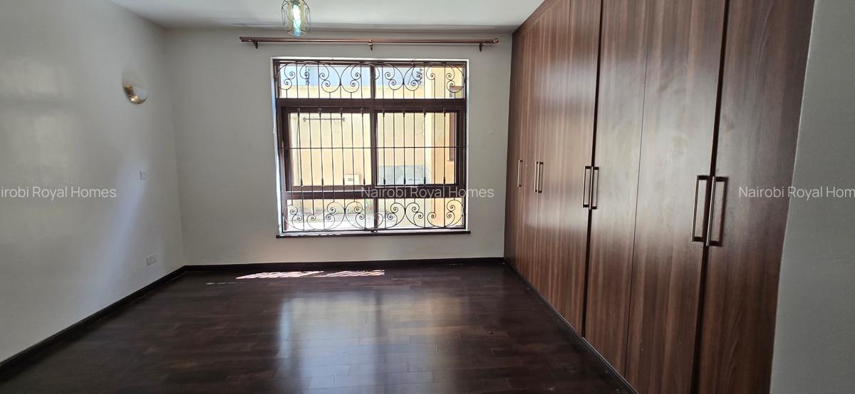 5 Bed House with En Suite at Lavington Green - 11