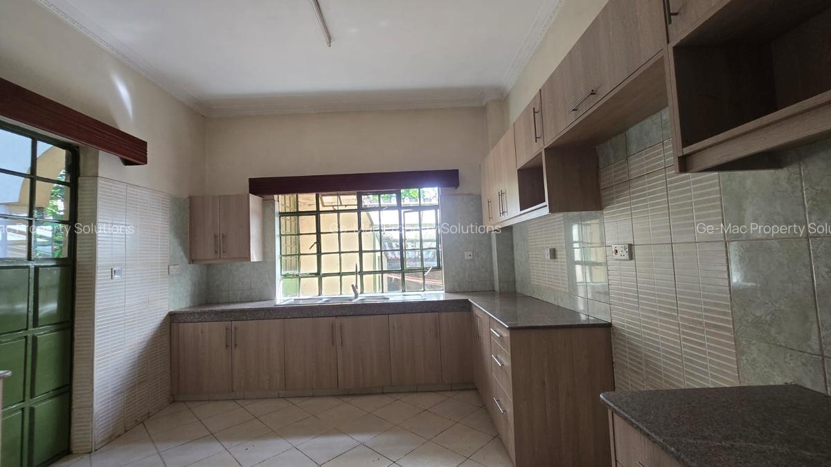 5 Bed House with En Suite in Lavington - 17