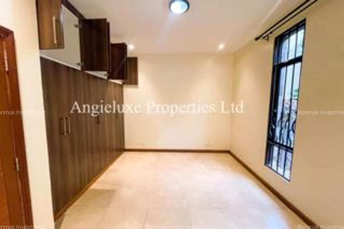 4 Bed Townhouse with En Suite at Runda Mumwe - 10