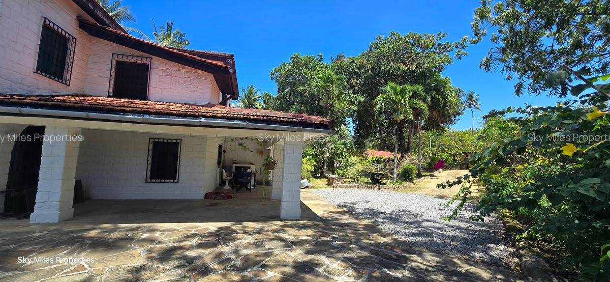 6 Bed Villa with En Suite at Aloo Drive Residence - 7