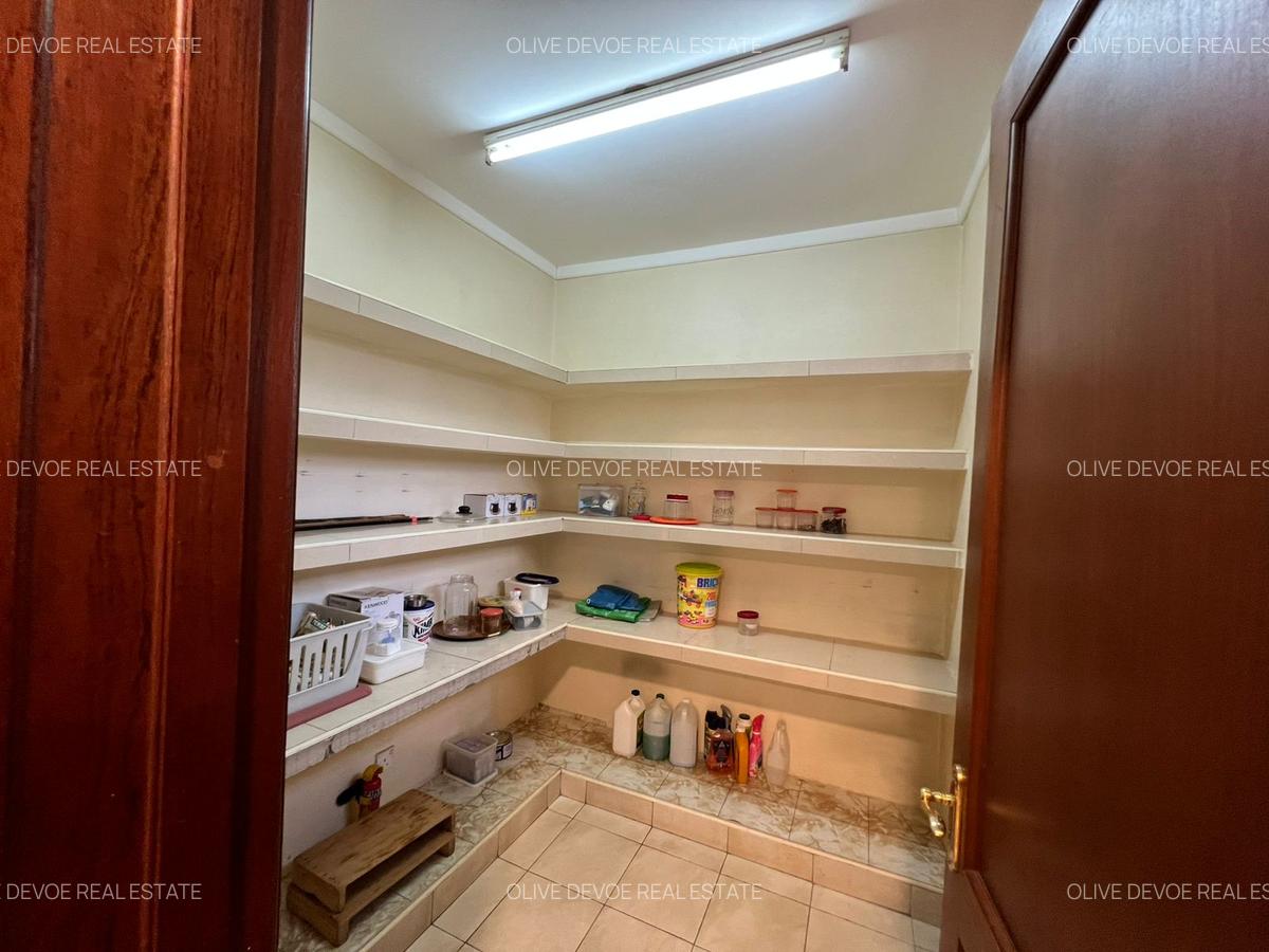 4 Bed Townhouse with En Suite in Lavington - 8