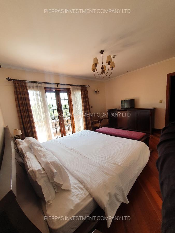 3 Bed House with En Suite in Ridgeways - 6