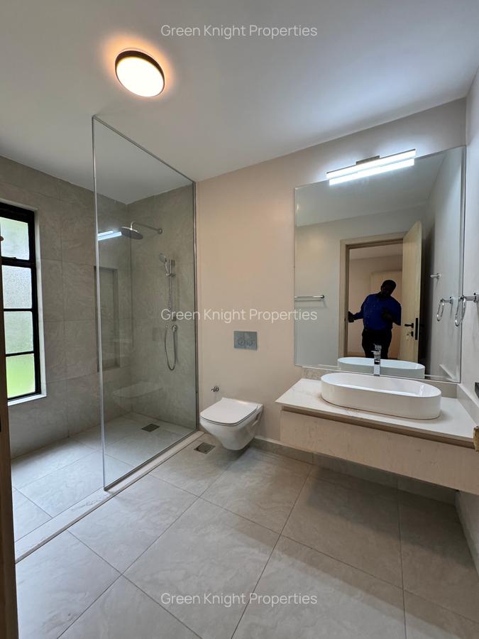 5 Bed Townhouse with En Suite in Lavington - 16