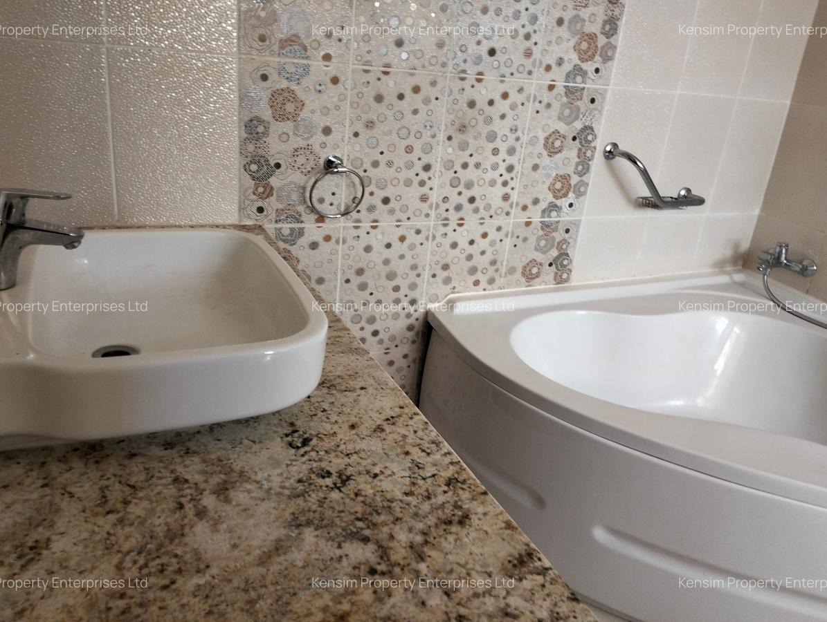 4 Bed Townhouse with En Suite in Kyuna - 17