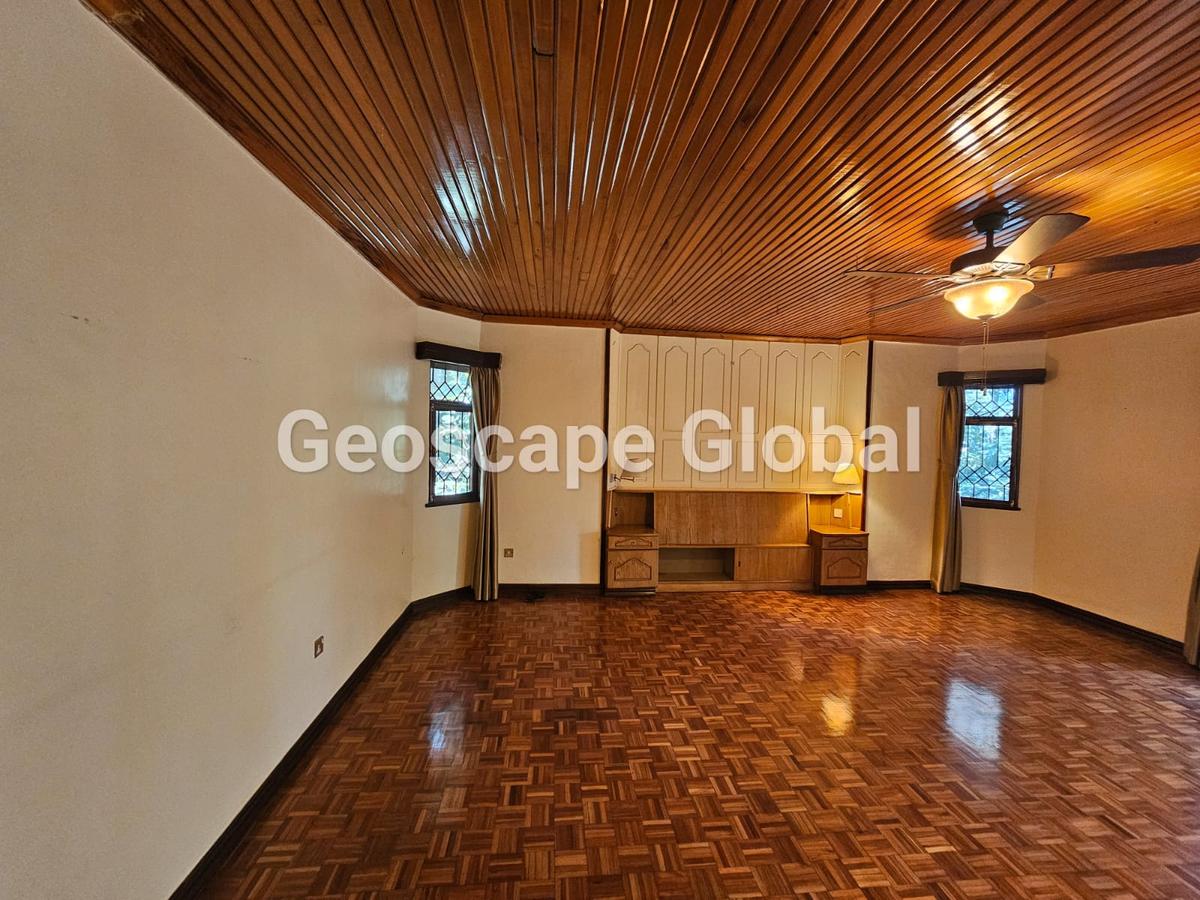 5 Bed House with En Suite in Runda - 12