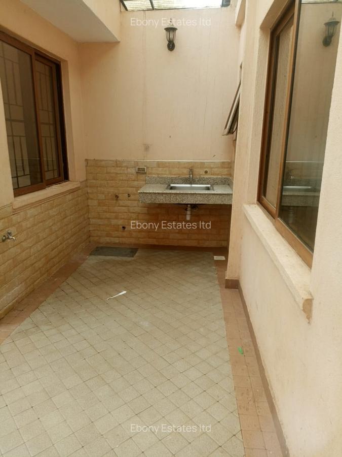 5 Bed Townhouse with En Suite in Lavington - 4