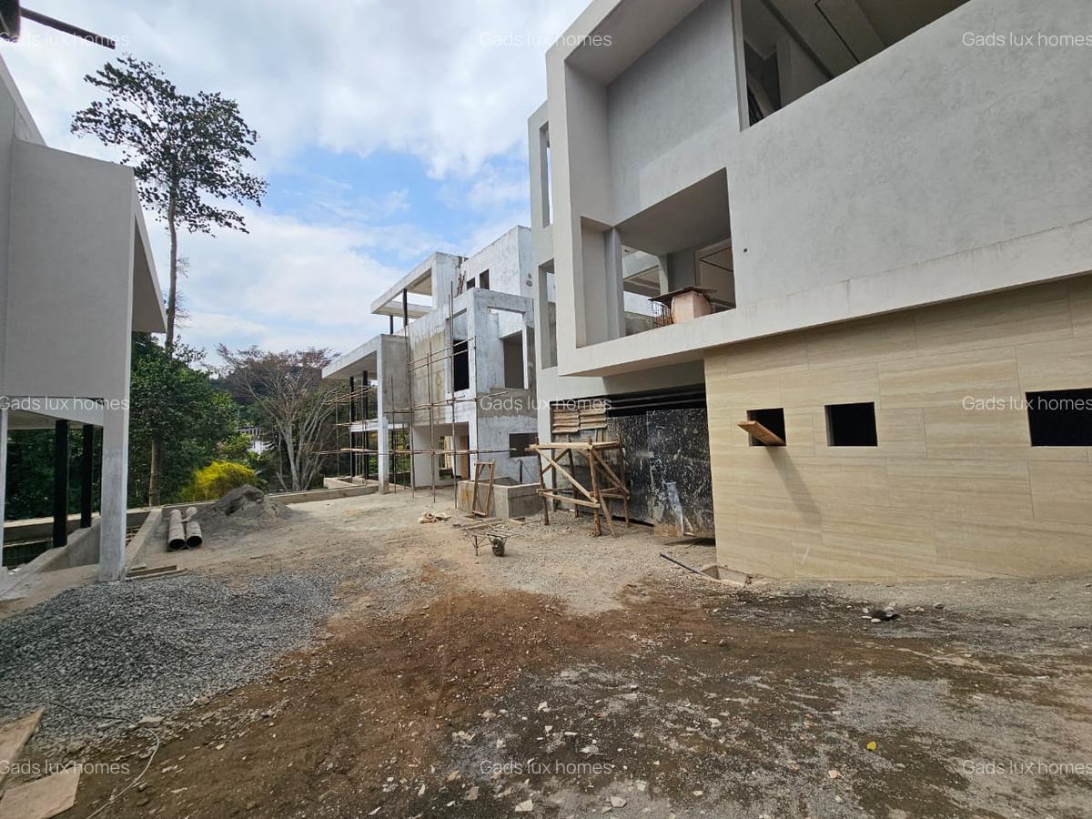 6 Bed Villa with En Suite at Lavington - 16