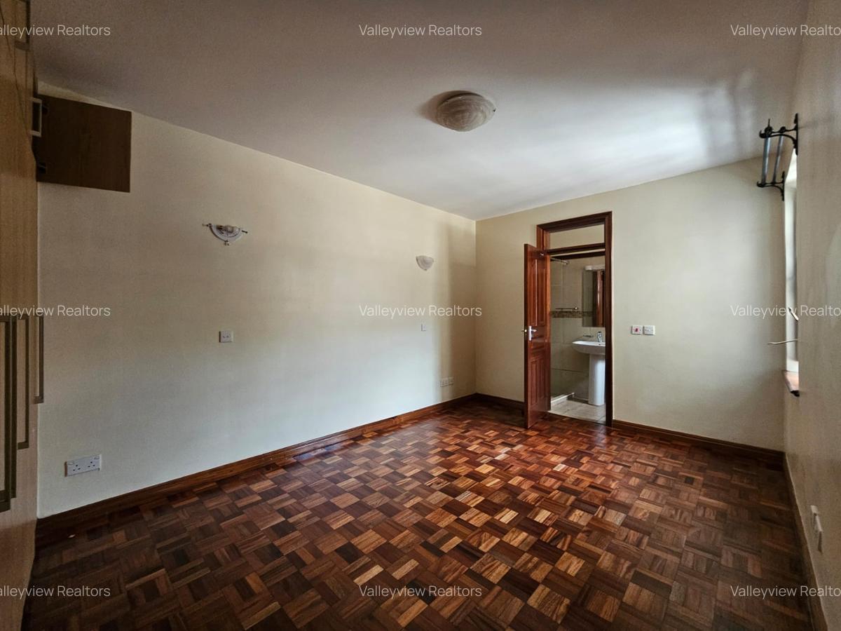 5 Bed Townhouse with En Suite at Lavington - 7