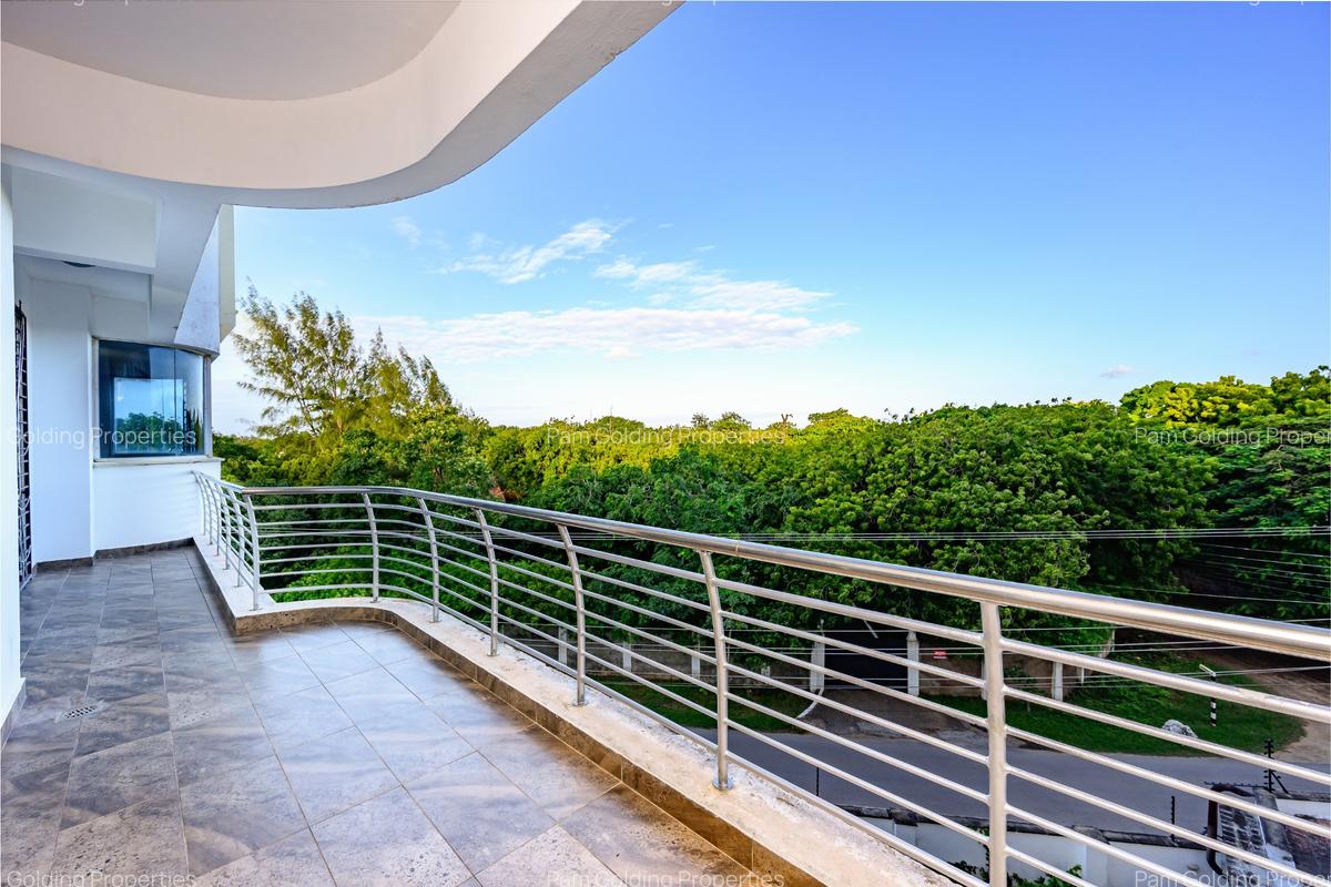 4 Bed Apartment with En Suite at Greenwood Drive - 9