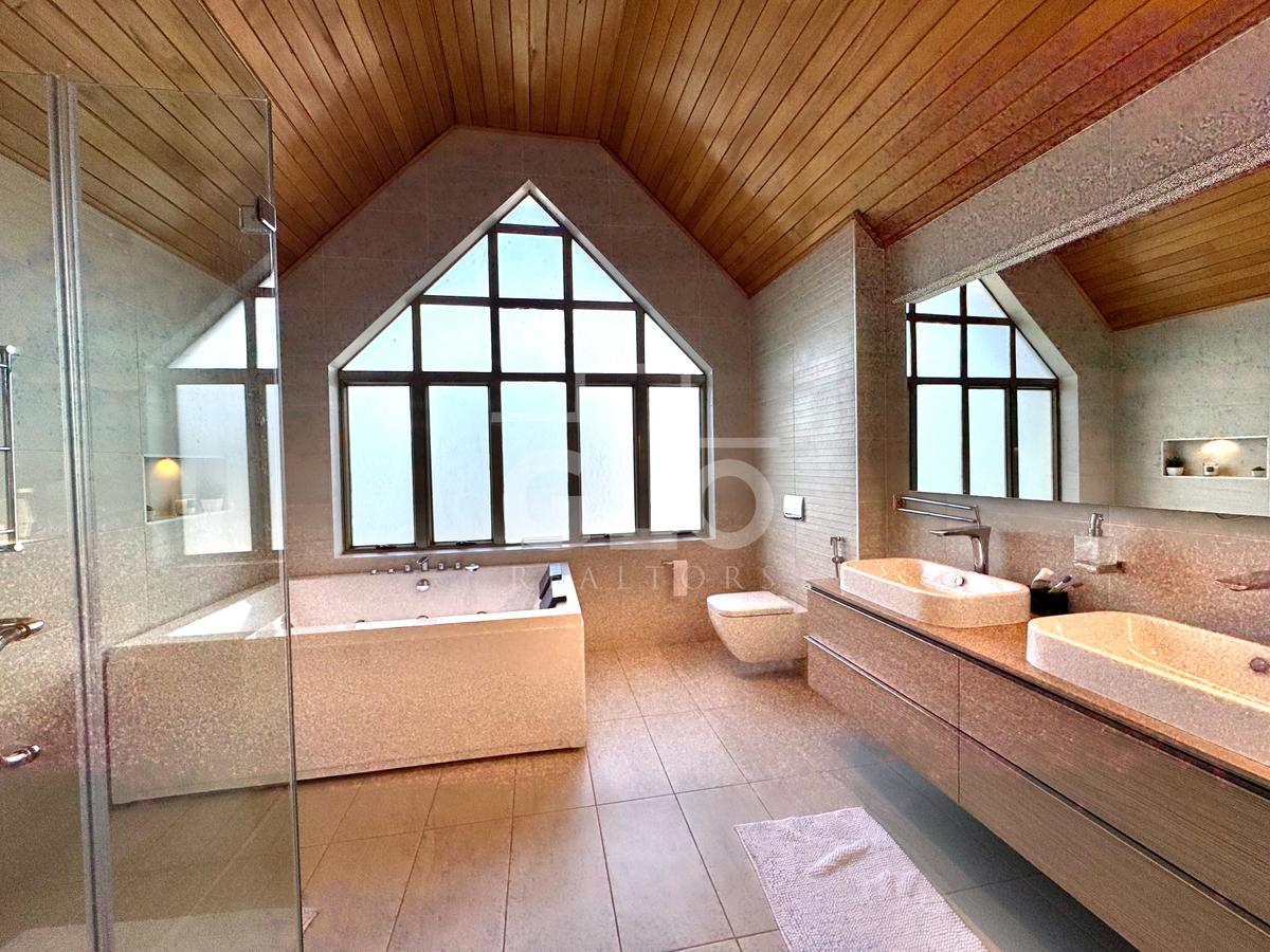 5 Bed House with En Suite in Runda - 16