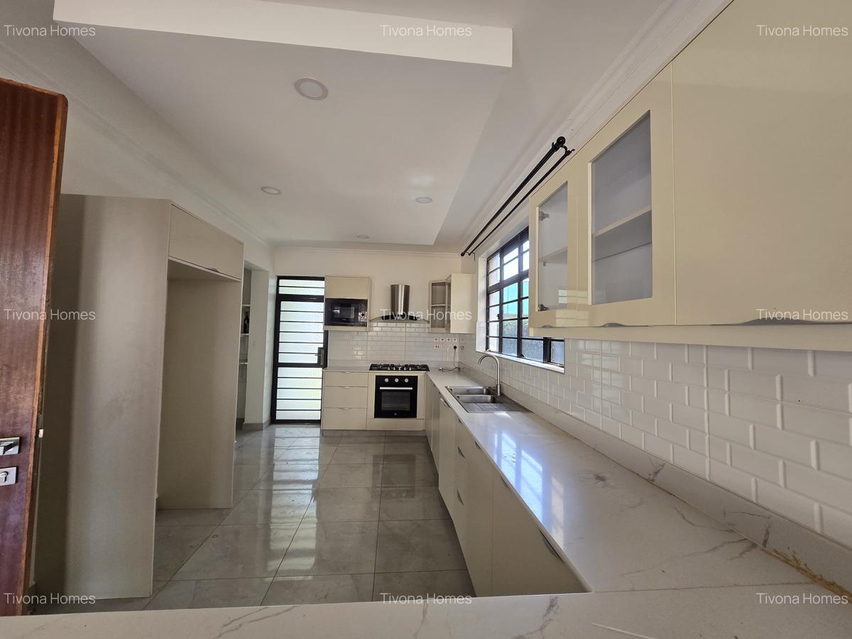 4 Bed House with En Suite in Membley - 9