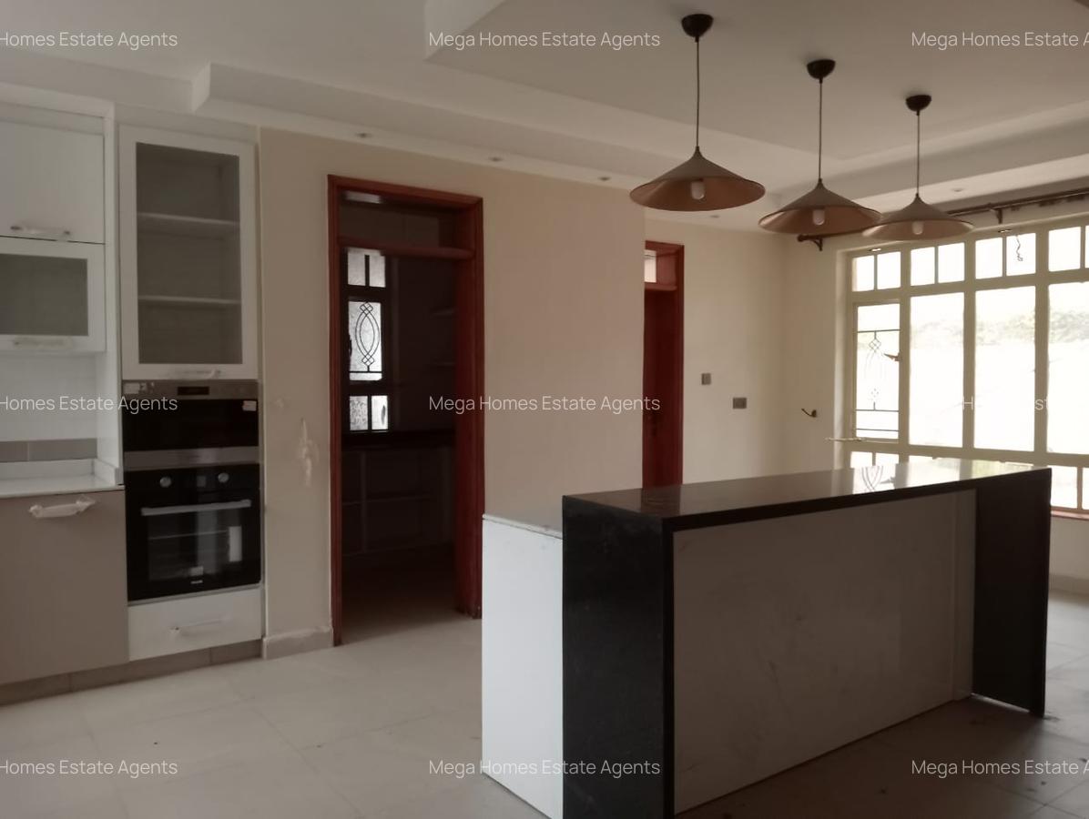 6 Bed House with En Suite at Rossyln - 8