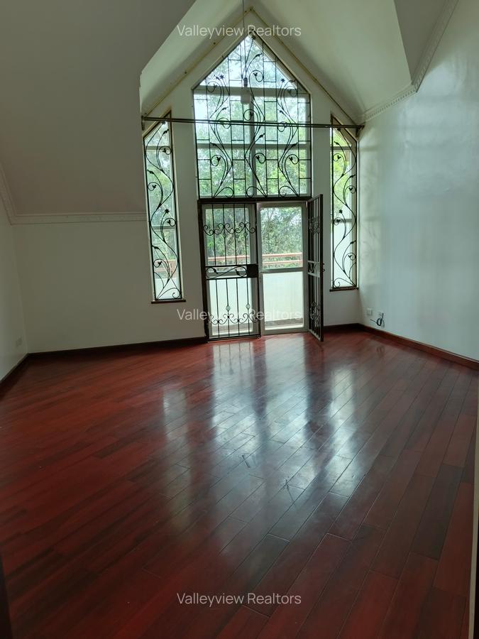 5 Bed Townhouse with En Suite at Lavington - 18