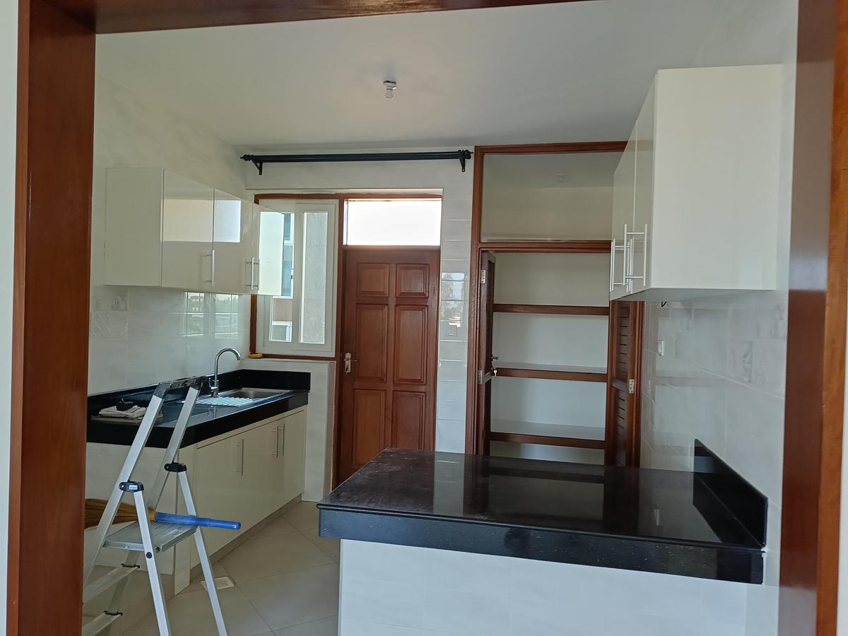 Serviced 2 Bed Apartment with En Suite at Beach Road - 4