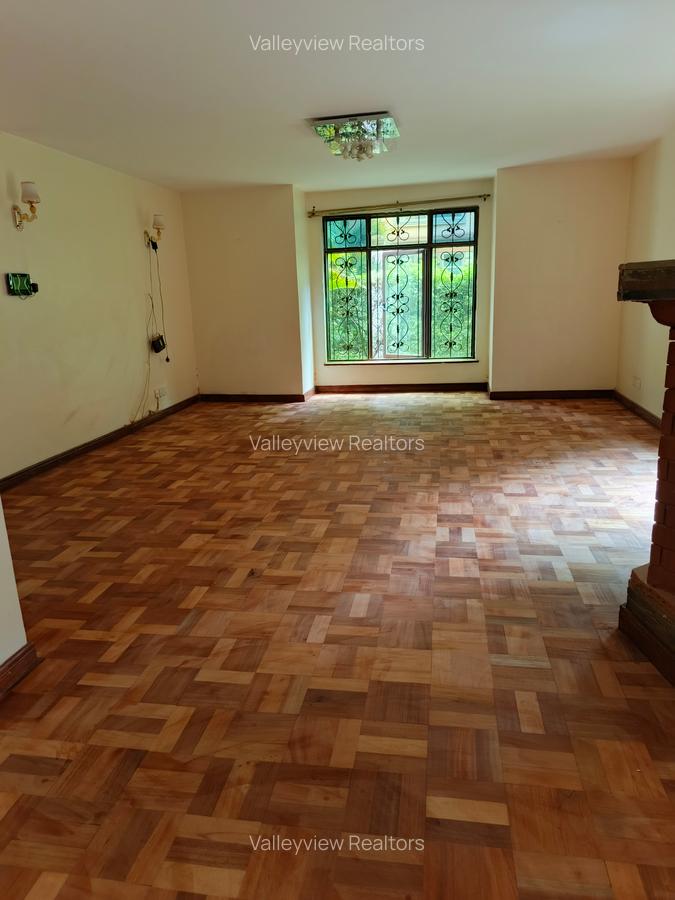 5 Bed Townhouse with En Suite at Lavington - 14