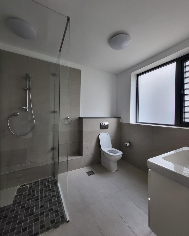 4 Bed Villa with Swimming Pool in Garden Estate - 16