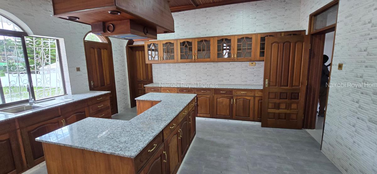 5 Bed House with En Suite at Lavington Green - 15