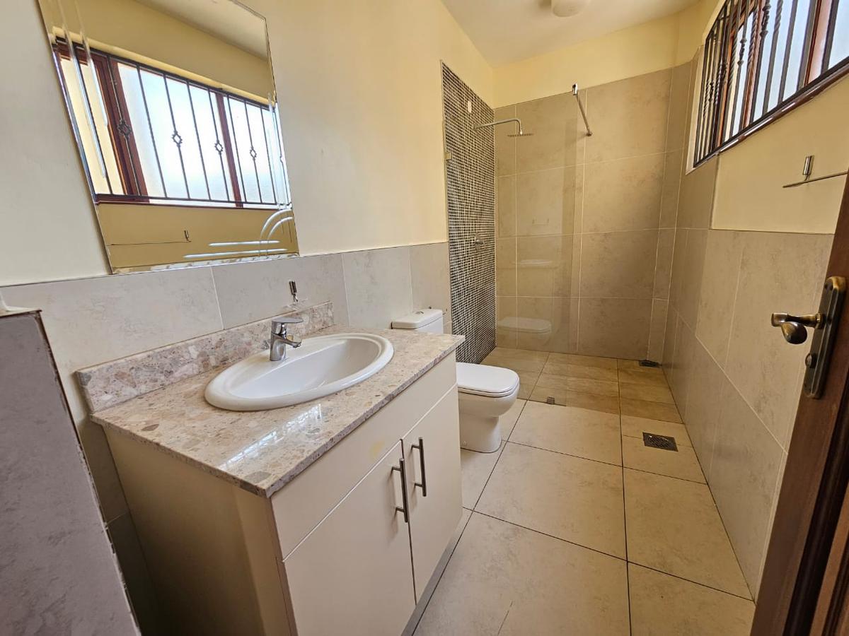 6 Bed House with En Suite in Lavington - 20