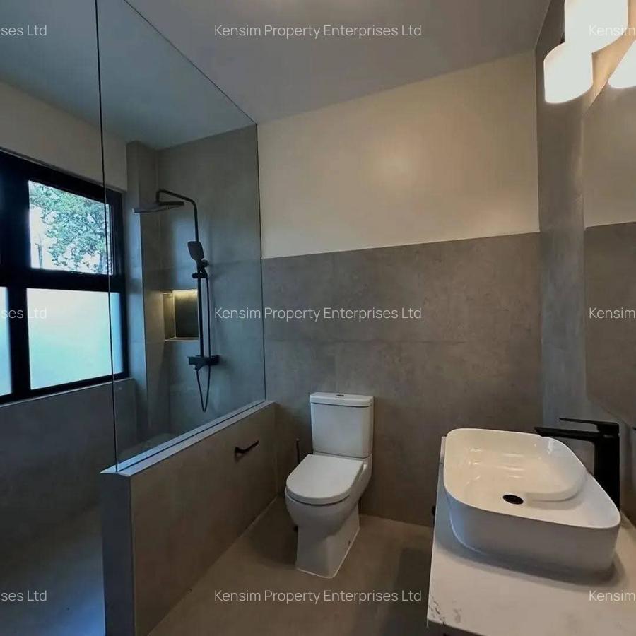 5 Bed House with En Suite in Runda - 11