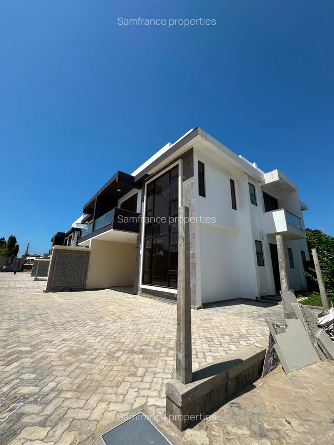 4 Bed Townhouse with En Suite at Lakers Road - 2