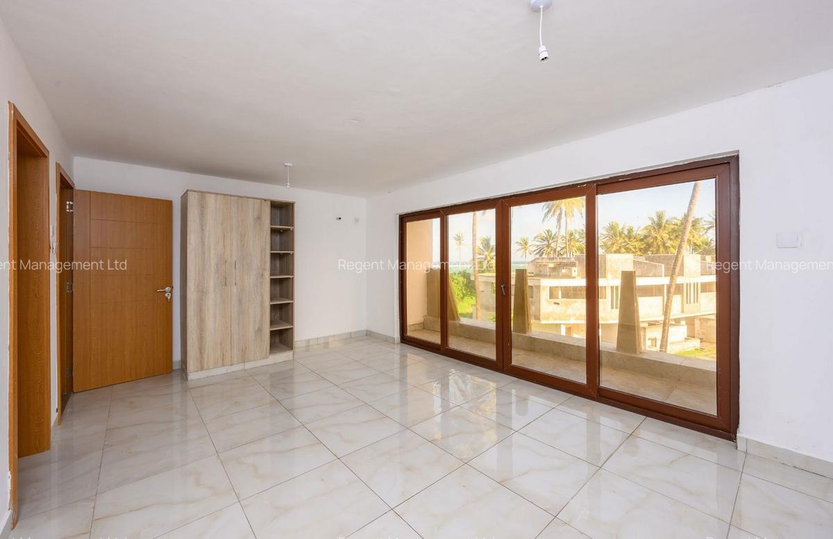 1 Bed Apartment with En Suite at Sandy Shores - 6