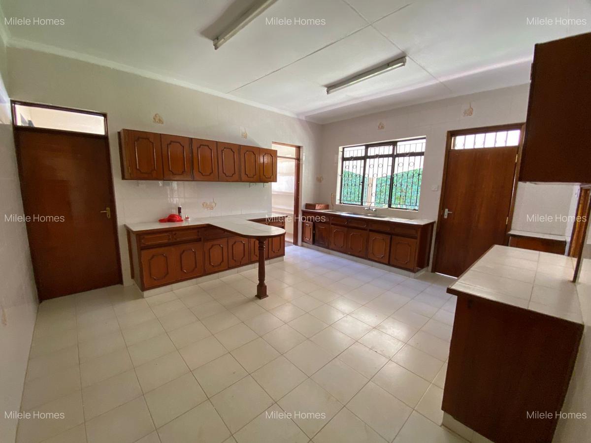 4 Bed Villa with En Suite at Old Runda - 6