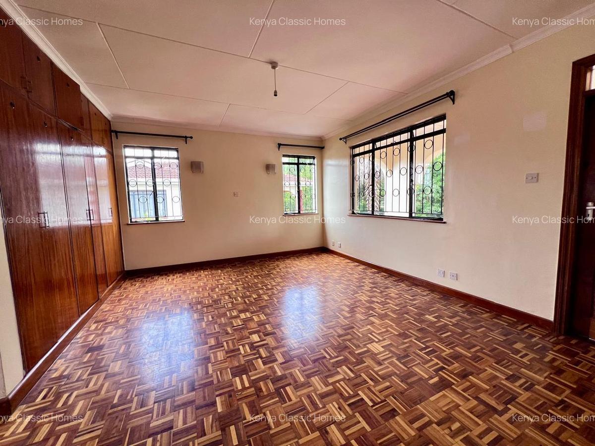 4 Bed House with En Suite at Mountain View - 4
