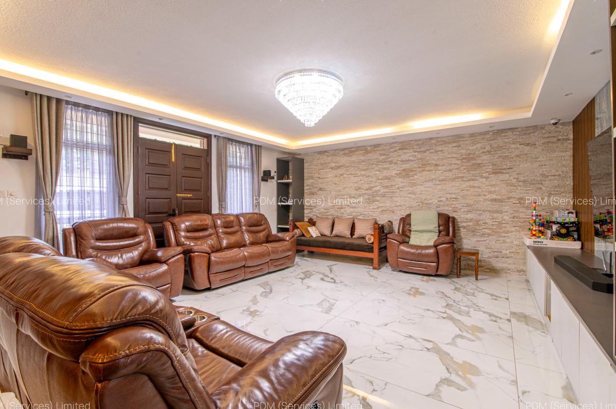 5 Bed Townhouse with En Suite in Lavington - 2