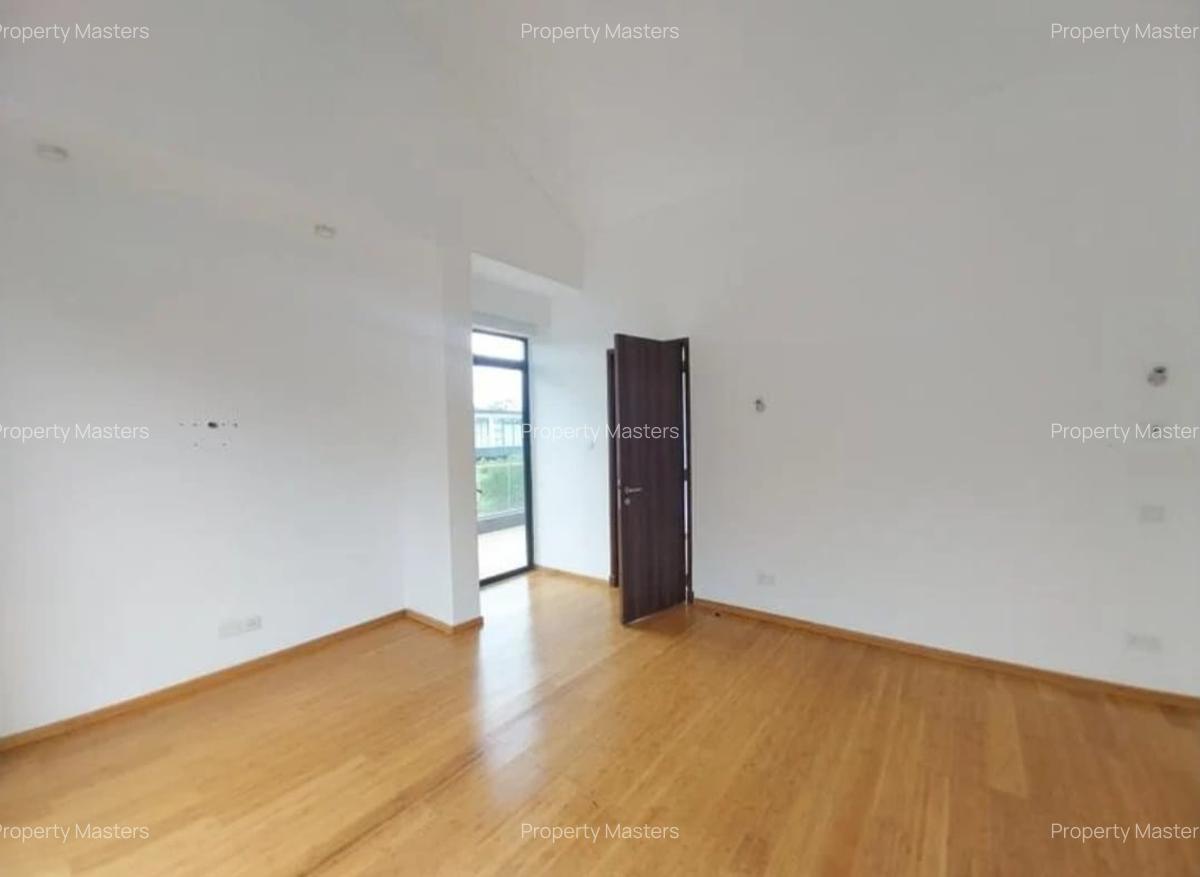 4 Bed House with En Suite at Garden Estate - 2