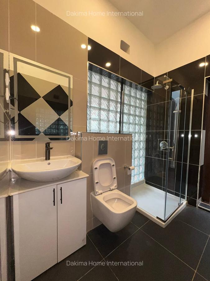 6 Bed House with En Suite in Runda - 16