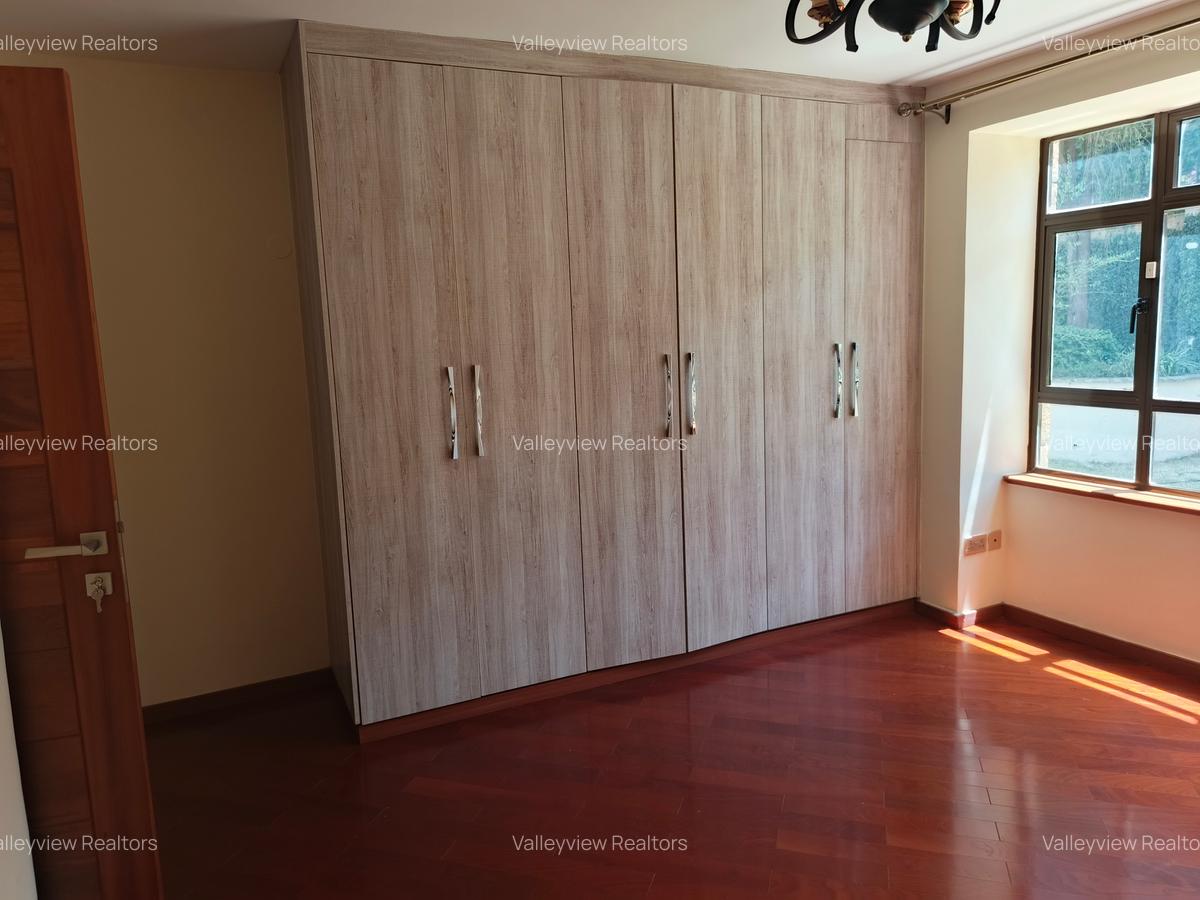 5 Bed Townhouse with En Suite at Lavington - 15