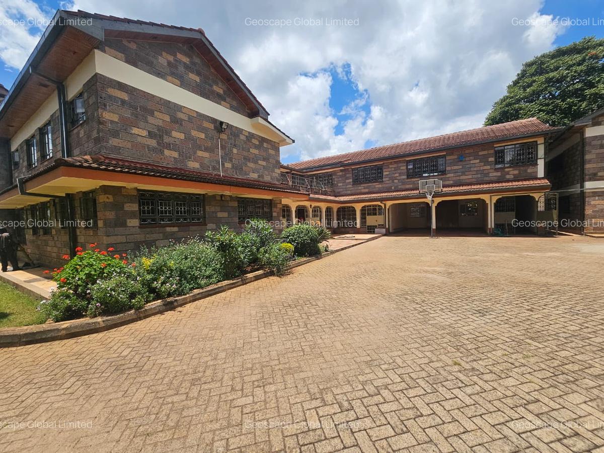 5 Bed House with En Suite in Nyari - 11