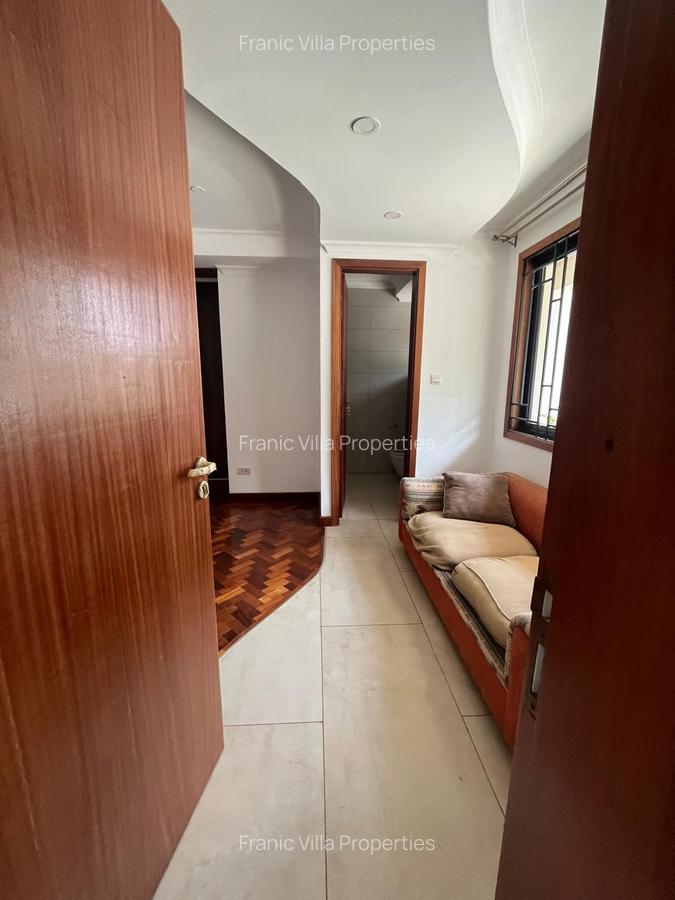 6 Bed Townhouse with En Suite in Lavington - 2