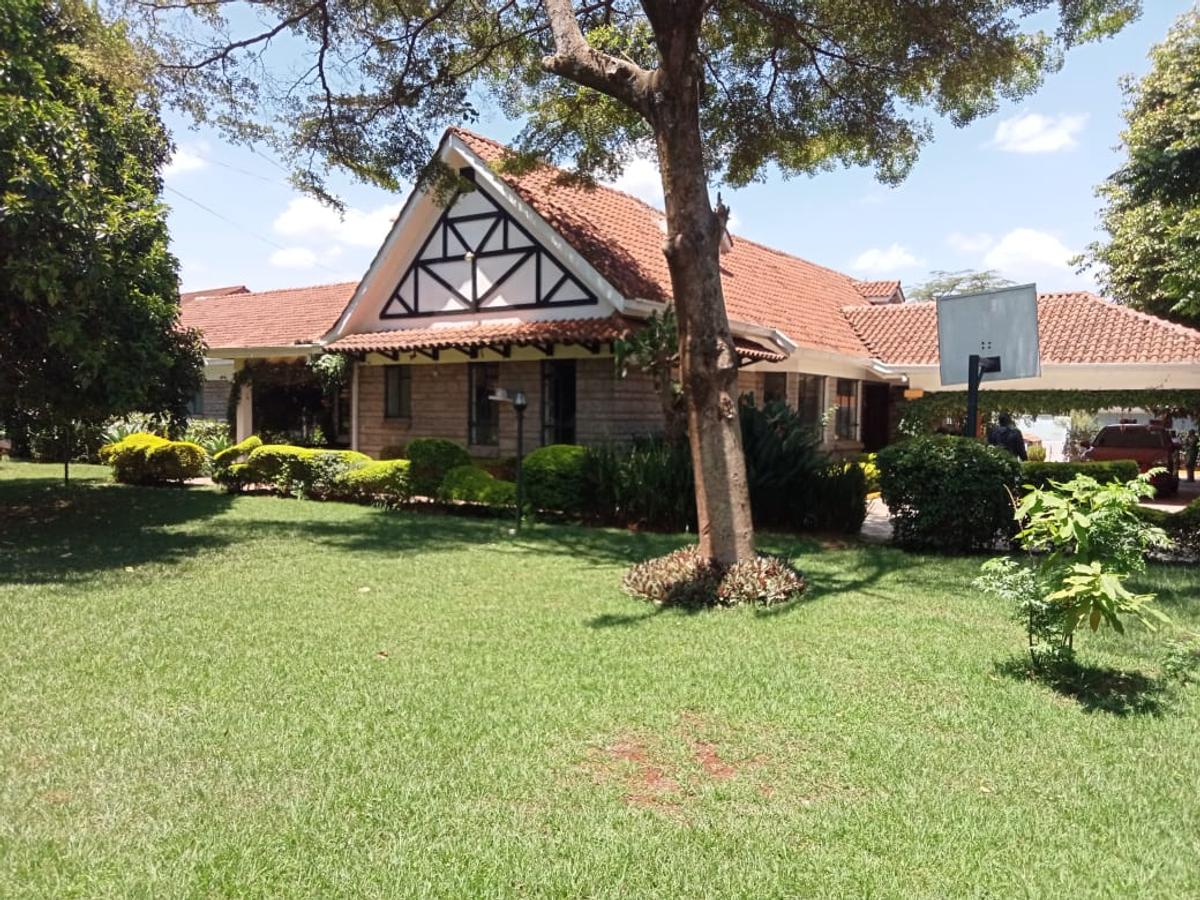 5 Bed House with En Suite in Runda - 1