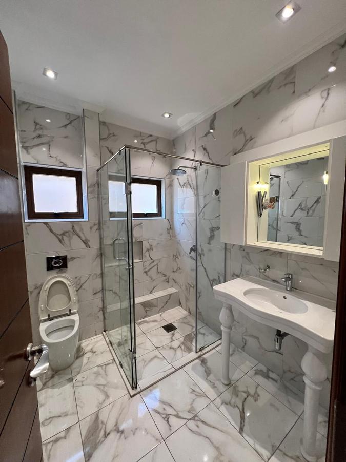 5 Bed Townhouse with En Suite in Lavington - 4